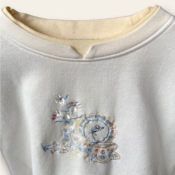 Vintage Off-White Crewneck Sweatshirt, Floral Embroidery, Notch Neck, Comfy - Picture 2 of 8